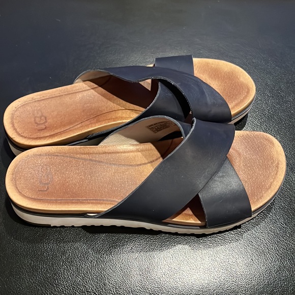 UGG Kari sandals, size 7.5 - Picture 2 of 7